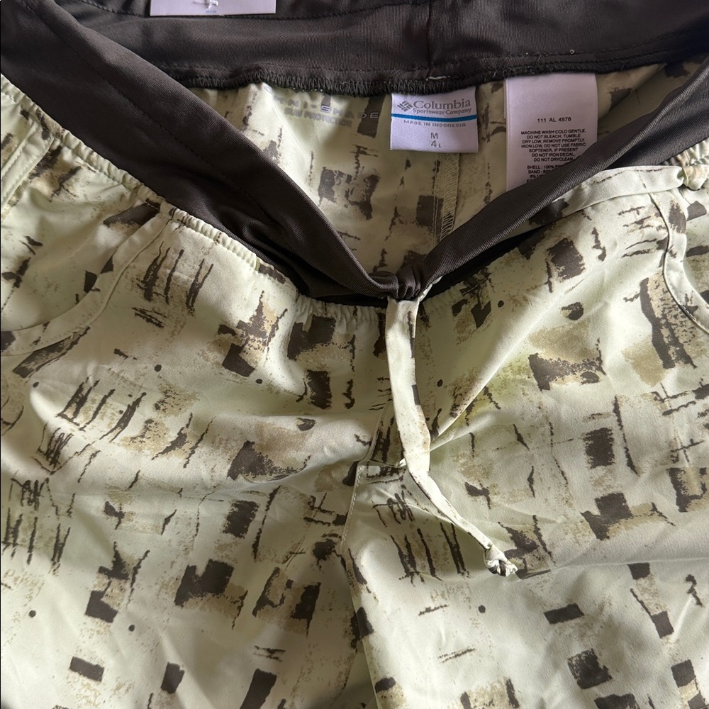 Stylish Green Abstract Pattern Shorts - Picture 3 of 3